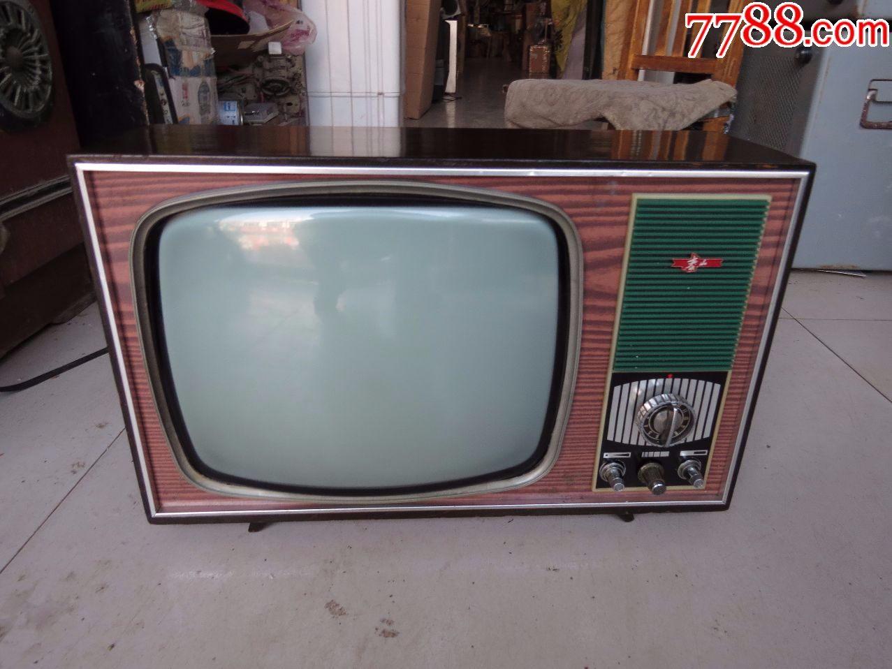 品相不错的泰山全晶体管电视