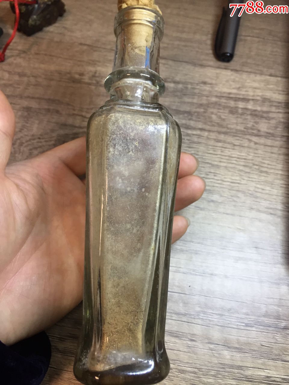 晚清民国,玻璃药瓶,一个完整带中药,一个没盖子.两个合售.