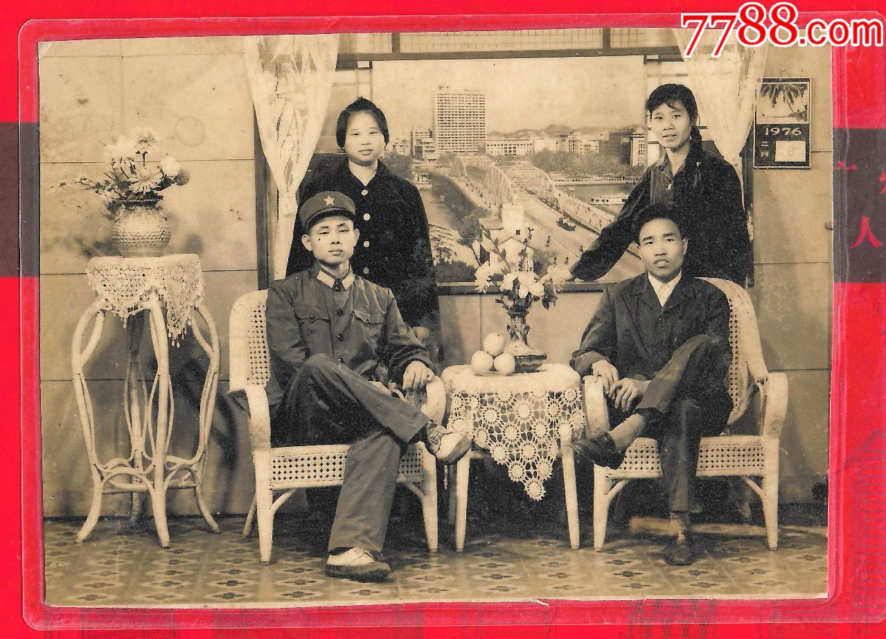 1976年老照片【广州海珠桥背景合影留念照片】一张.