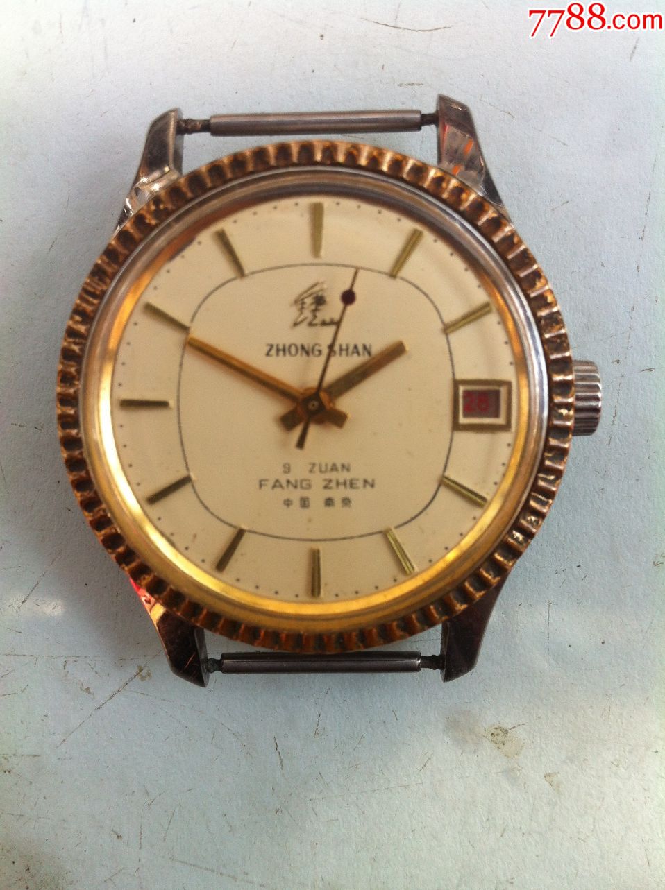 少见型南京钟山牌日历机械手表