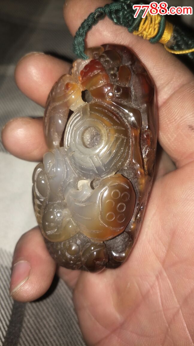 老玛瑙手雕镂空手把件