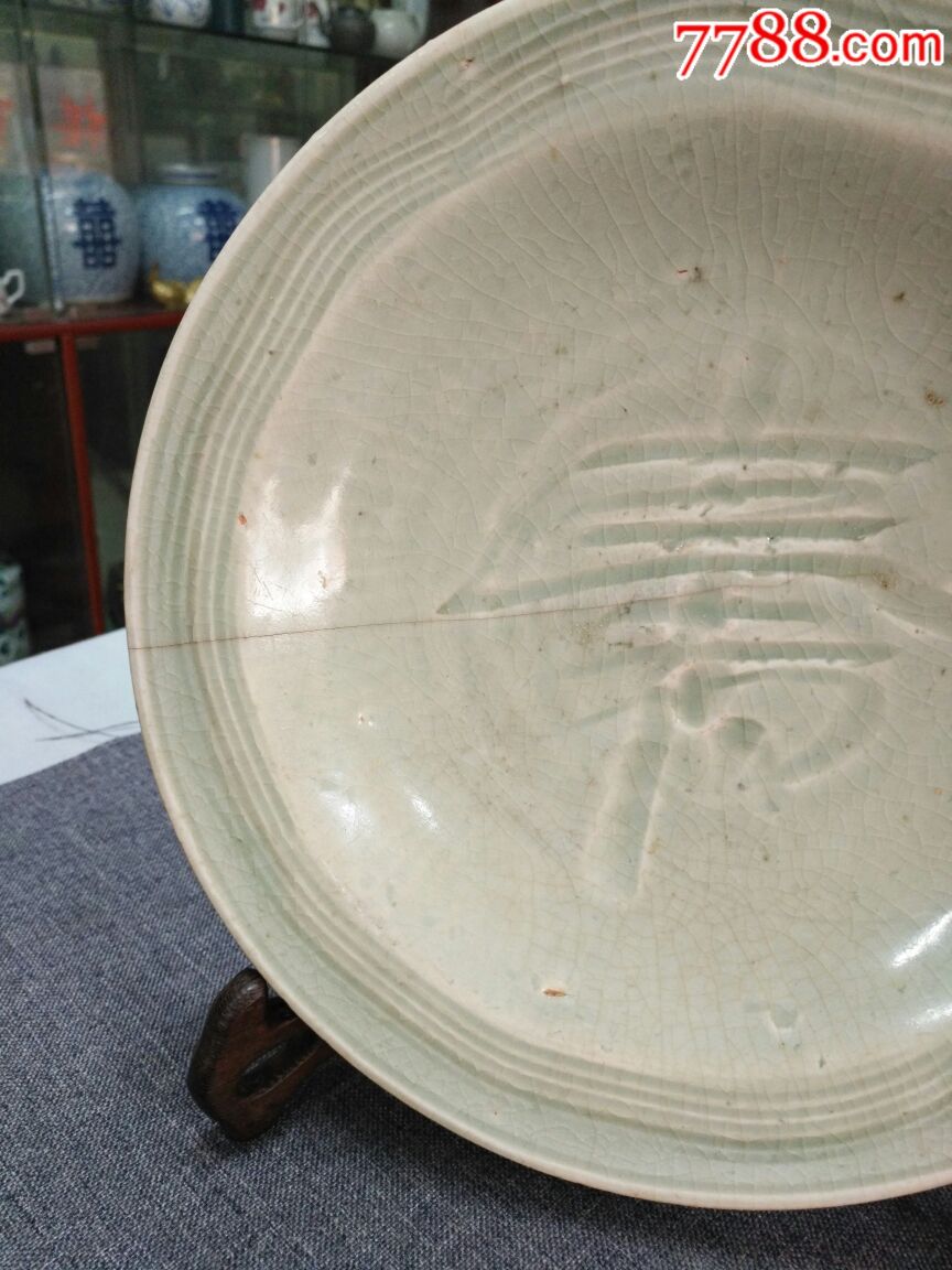 元代龙泉釉寿字盘.高4.8厘米,宽25厘米.一纹.余全品.