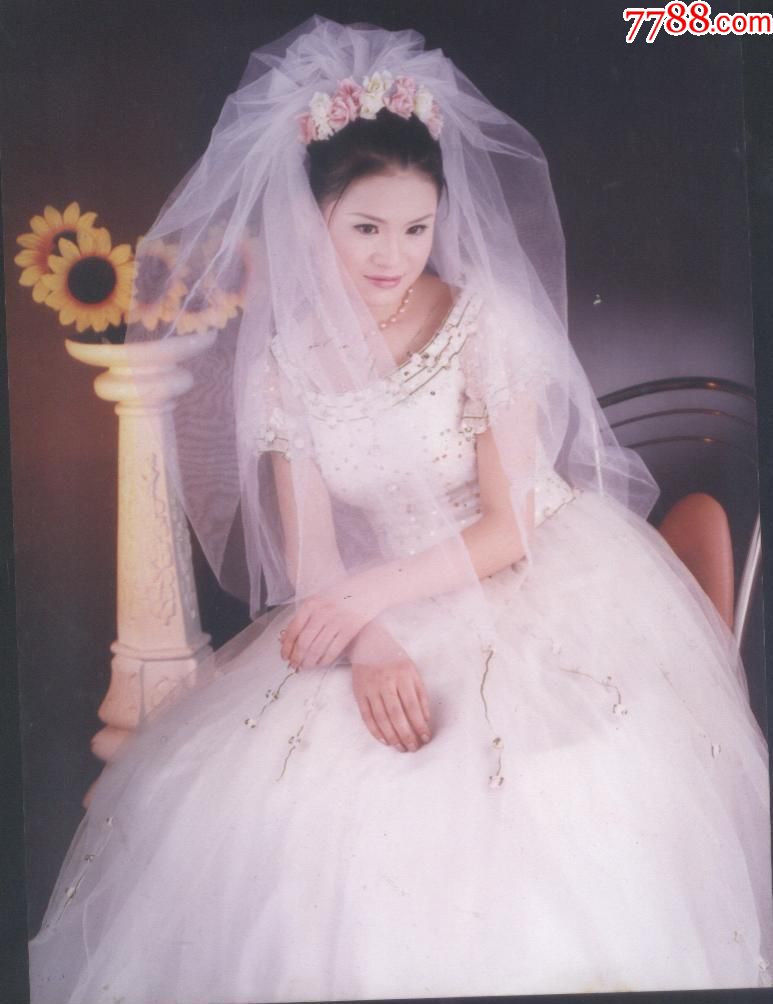 彩照穿婚纱的新娘