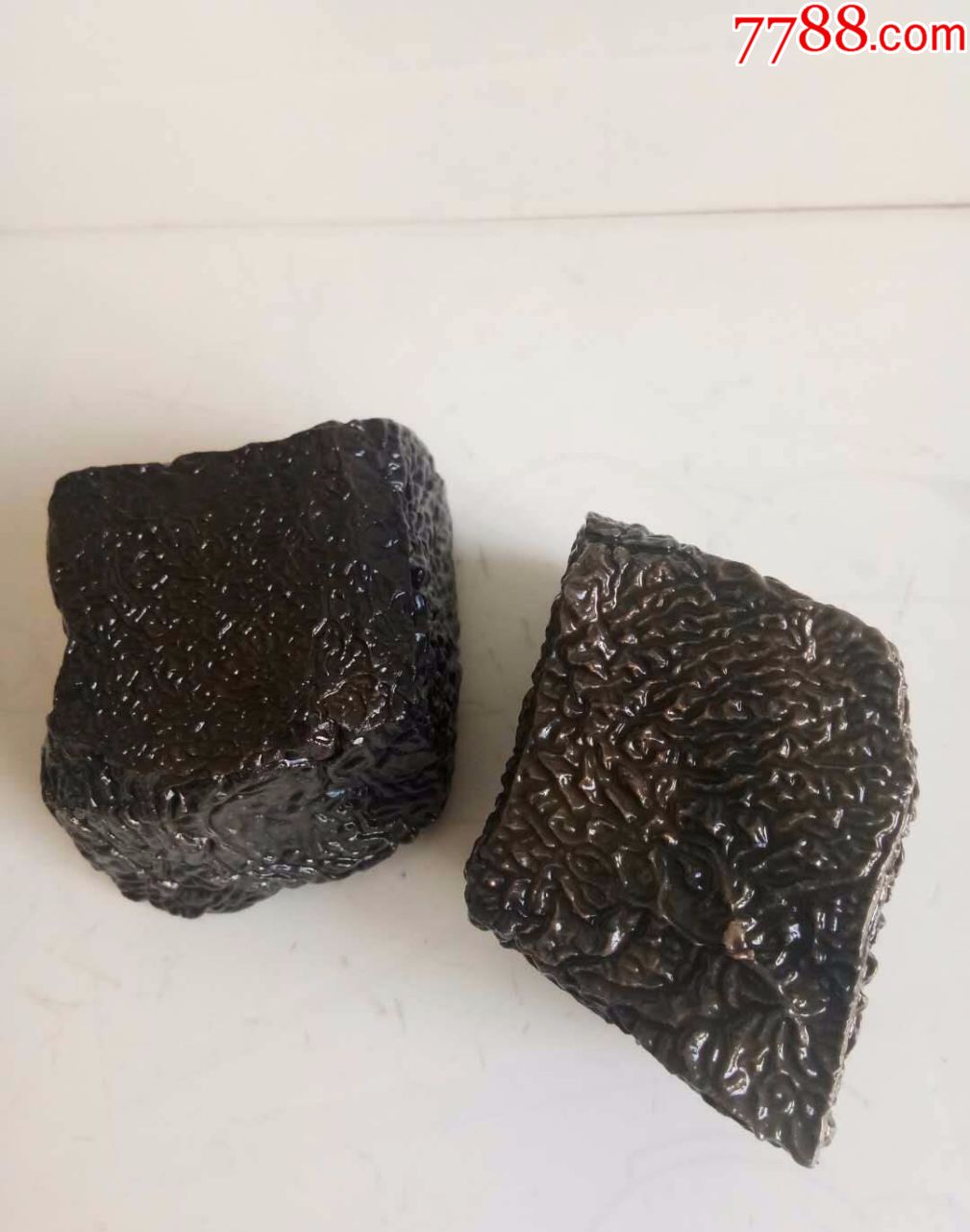 546克黑色纹路泥石一对