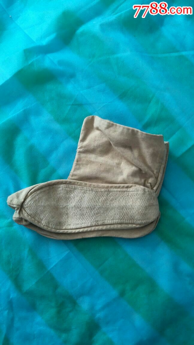 老式小脚布袜子(袜子垫缝制花纹秀巧端雅,顶端处尖尖,是历史文化的一