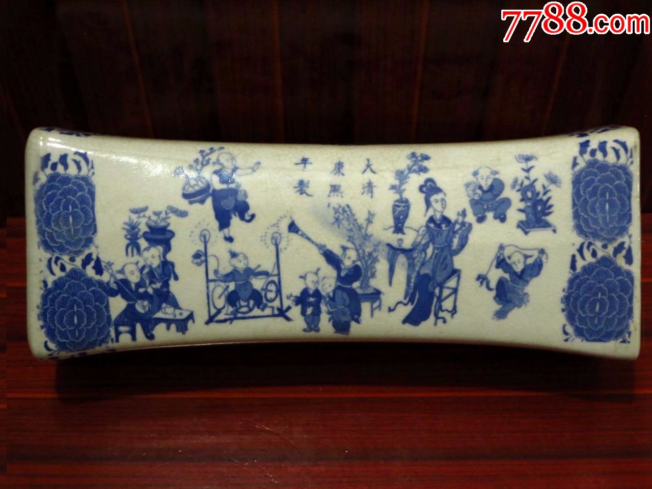 大清康熙年制青花人物瓷枕