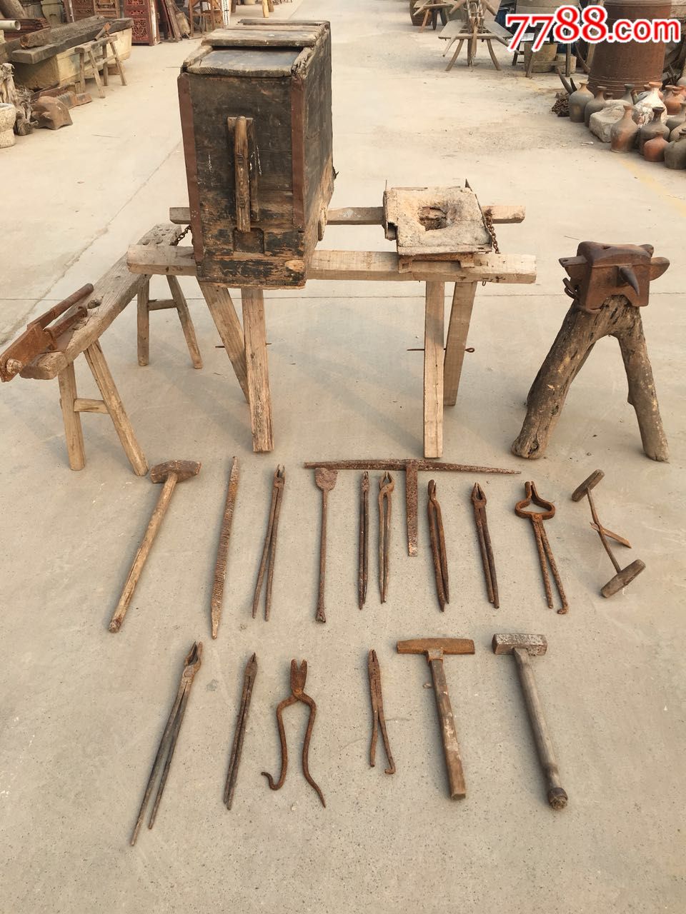 现代铁匠工具图片