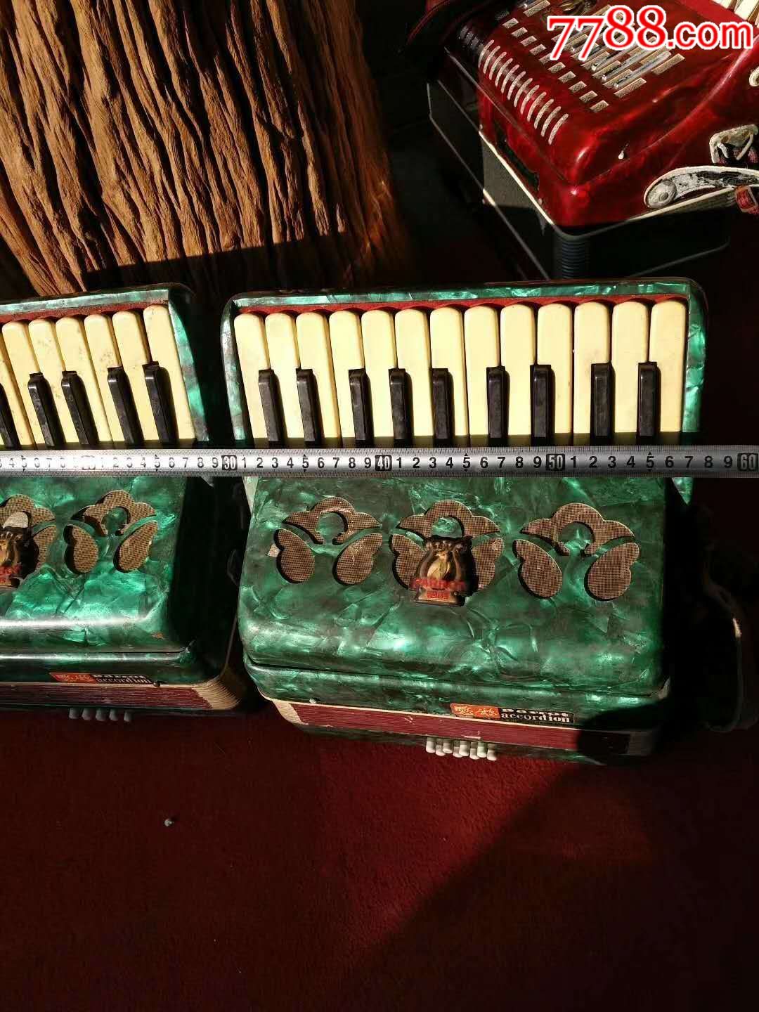 手风琴一对声音悦耳正常使用