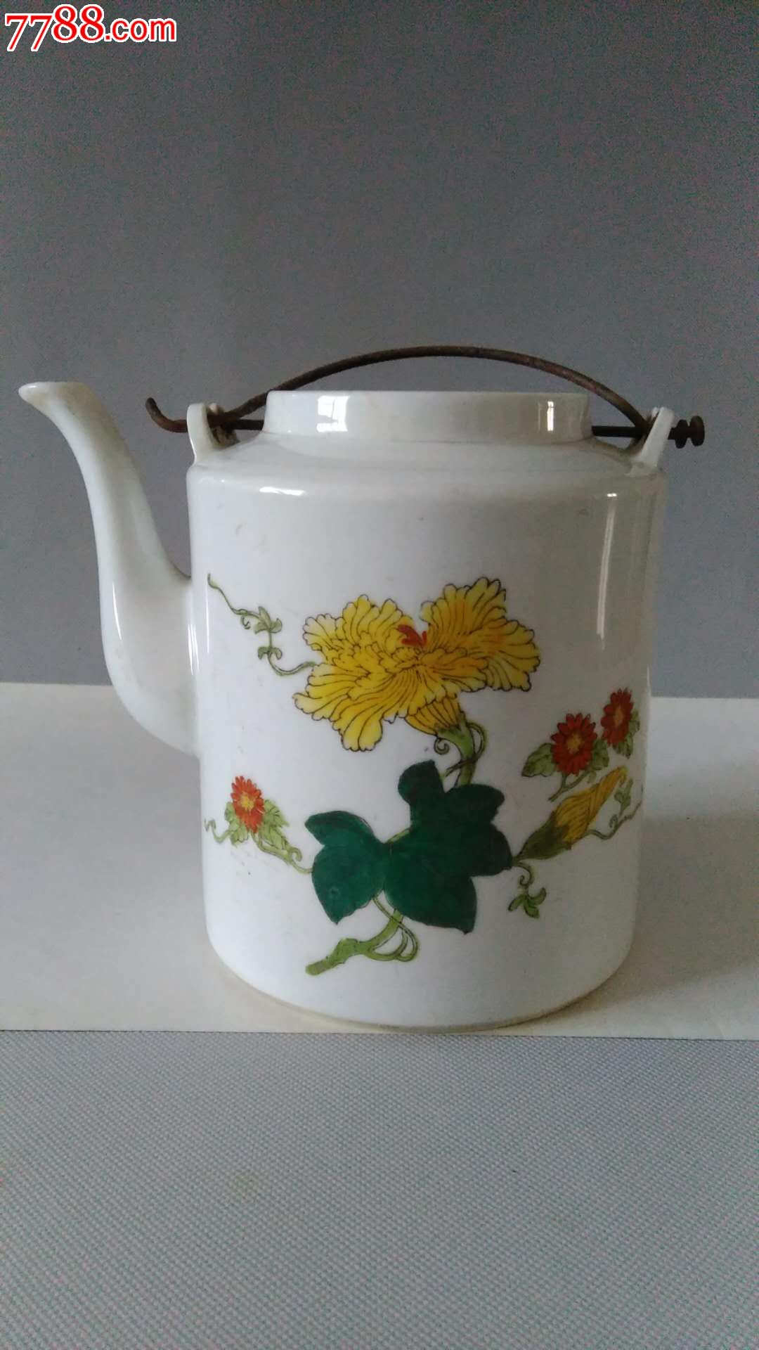 六十年代景德镇手绘粉彩菊花提梁壶