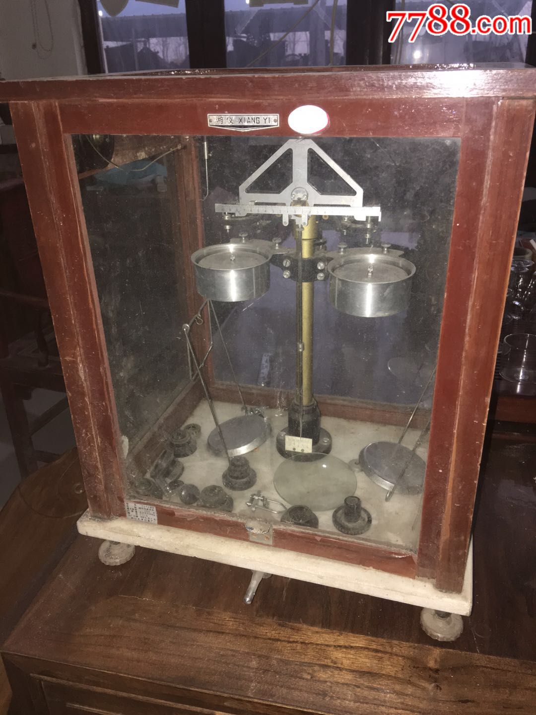 八十年代的一件特殊仪器.分析天平.无毛病.带砝码可正常使用
