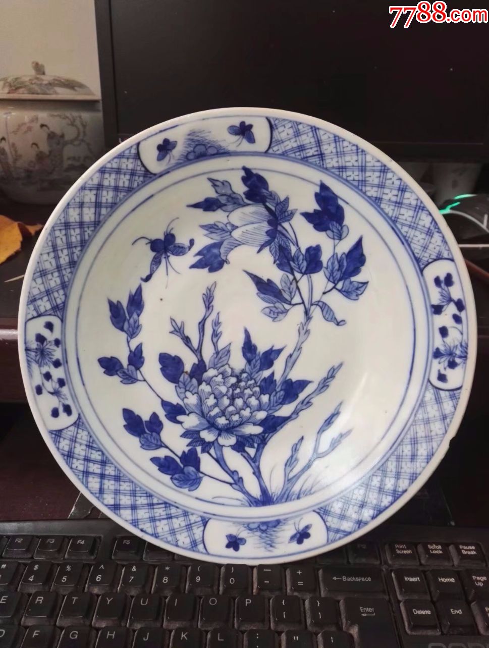 清嘉道青花花卉蝴蝶大盘