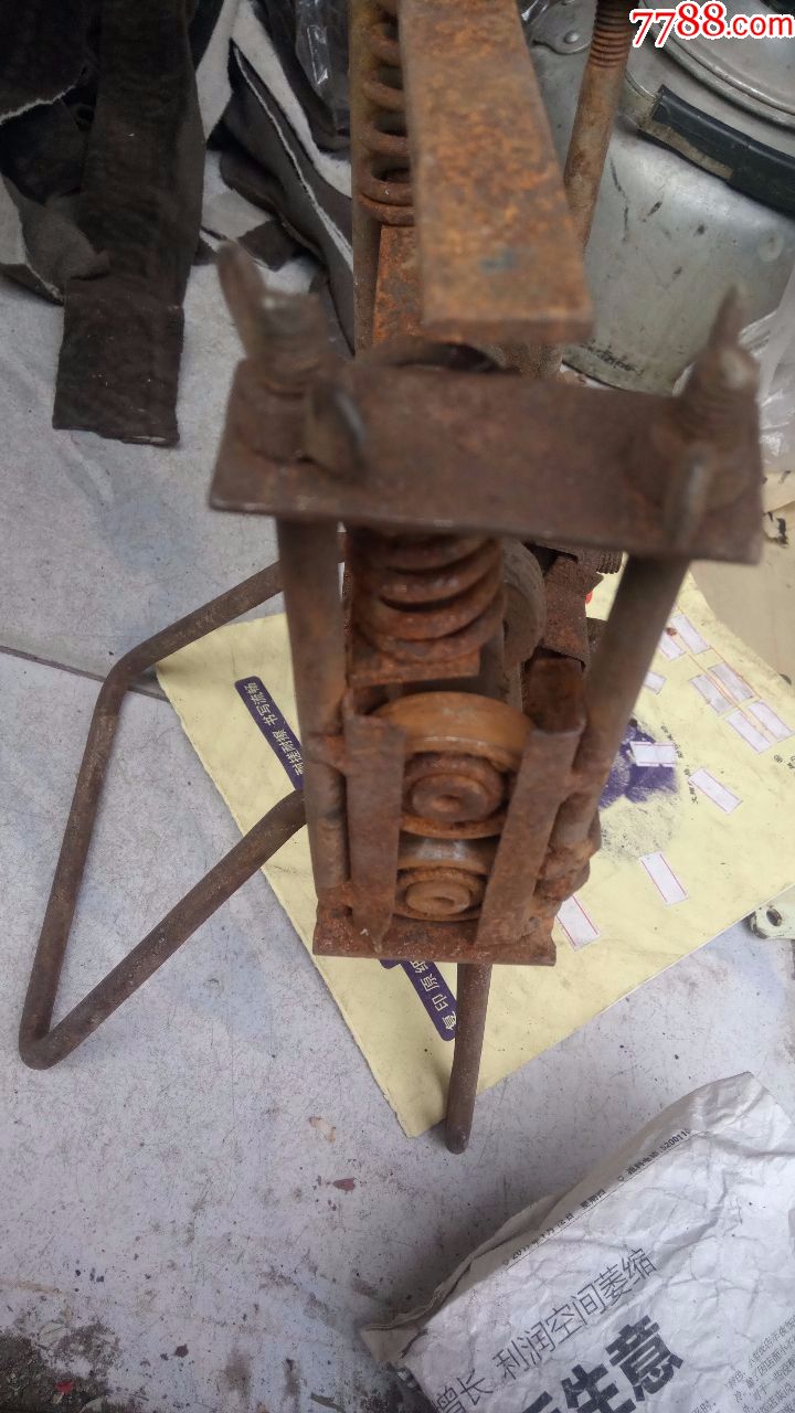 老艺人加工牛皮带压花机有十来斤