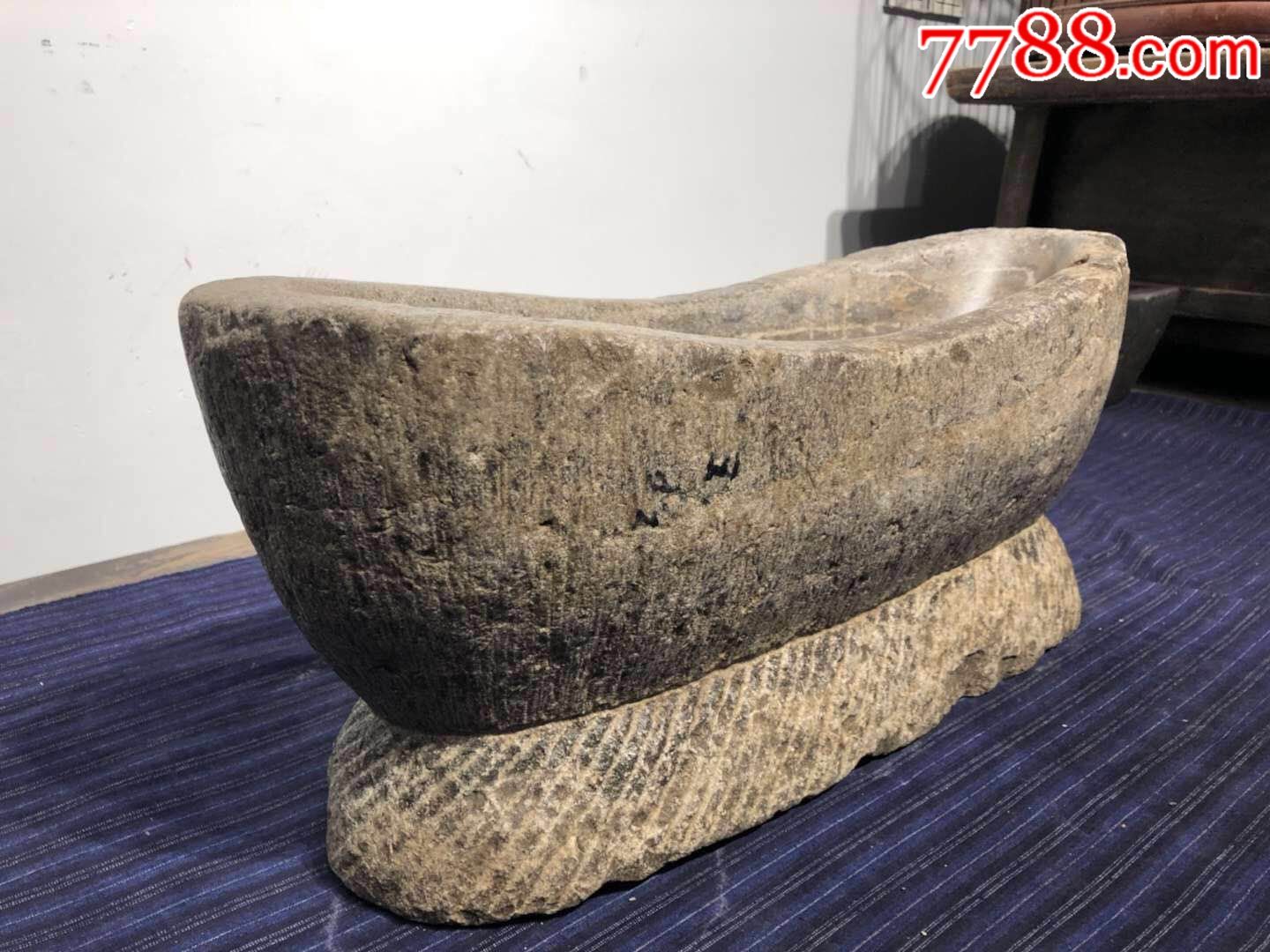 青石,元宝形石盆一件,皮壳包浆一流.