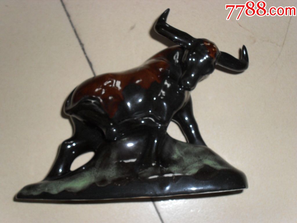 《石湾庄稼》雕塑瓷牛摆件,有印章;底座长19.5cm高16cm品佳