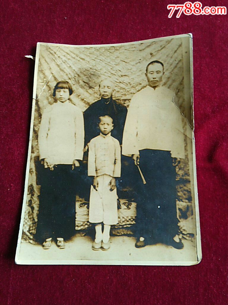 晚清民国大户人家全家福老照片一张,小脚老太太!