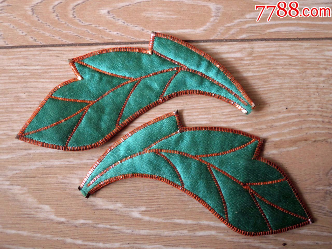 刺绣收藏180105-边疆早期手工绣包边绿缎面吉祥树叶绣片一对