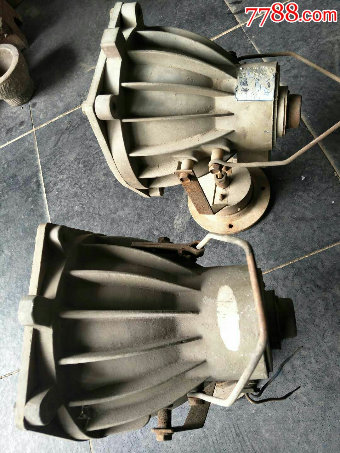 一对老探照灯