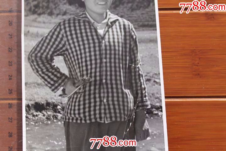 手拿镰刀的女青年-格子衣服_老照片_沈阳大东收藏【7788收藏__中国
