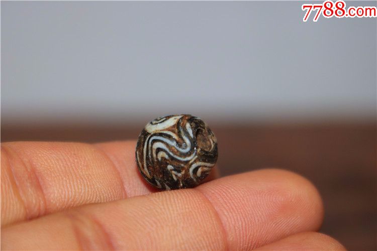 s12大年份古楼兰水波纹老琉璃珠一颗