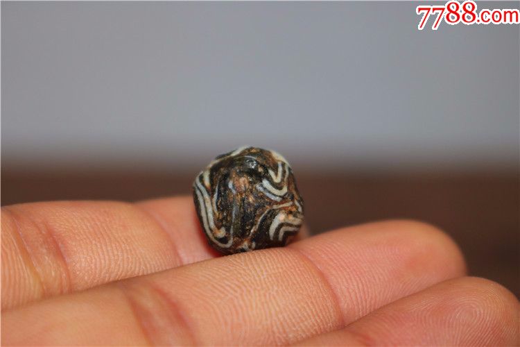 s12大年份古楼兰水波纹老琉璃珠一颗