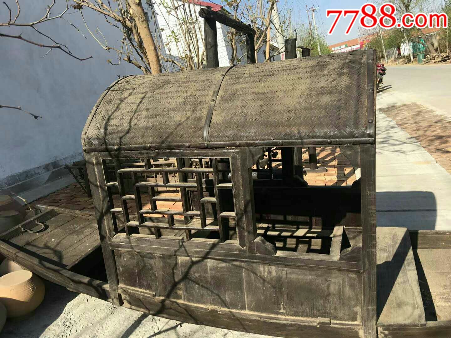 小木船一只