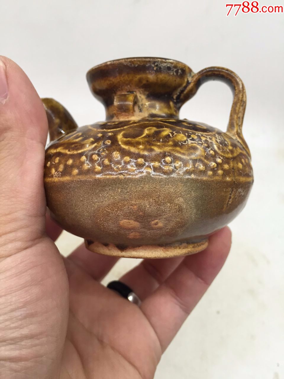 酱釉刻花双系耳执壶