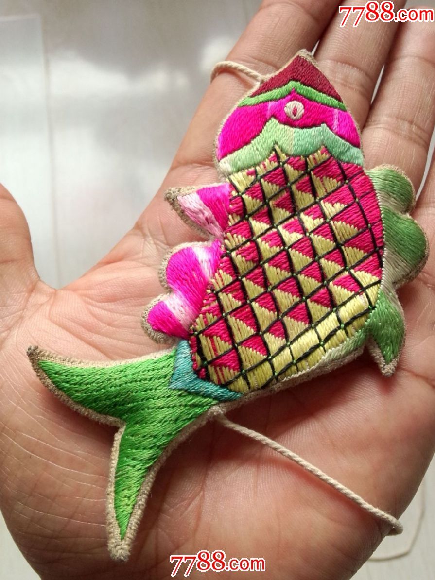 清代手工绣鱼形荷包