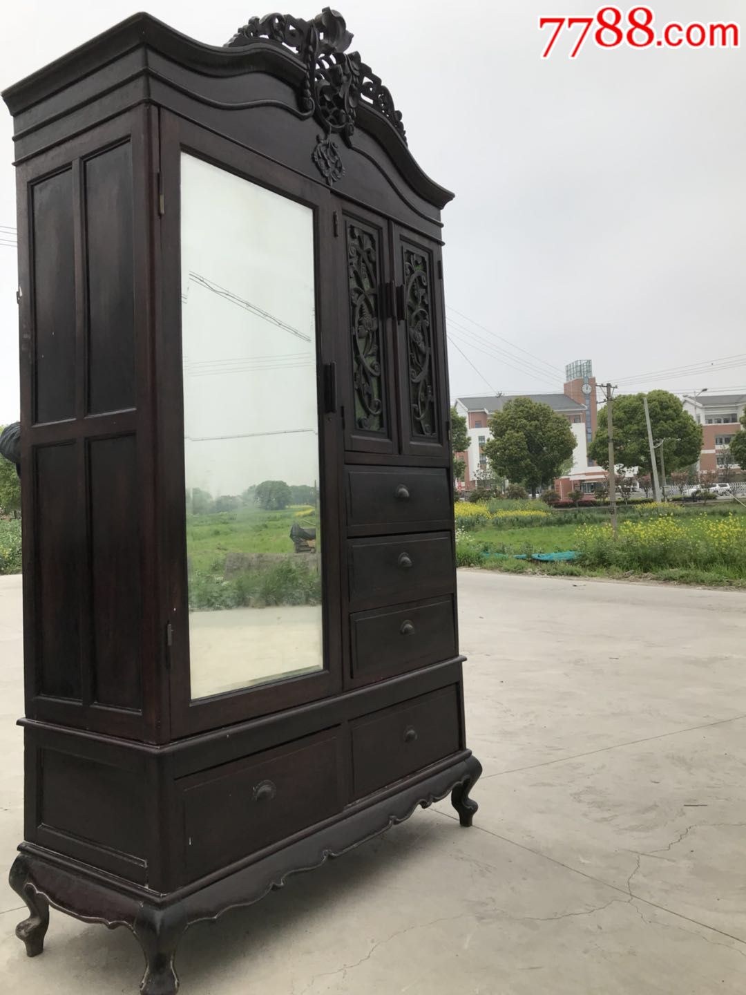 民国时期海派老红酸枝大衣柜一个.雕刻精细,包浆浑厚,纹理清晰.