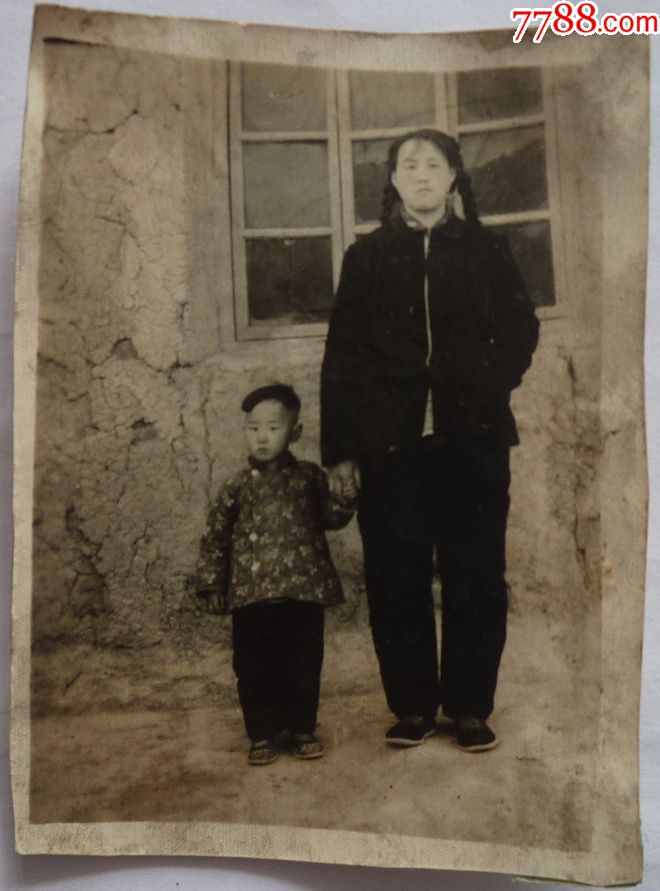 六十年代老照片一母女合影