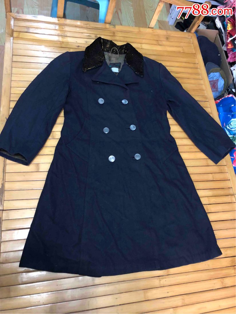 老式双排扣呢绒大衣
