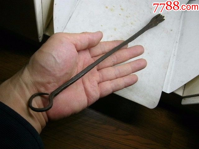 斗字铁烙印.烧红烫皮肤