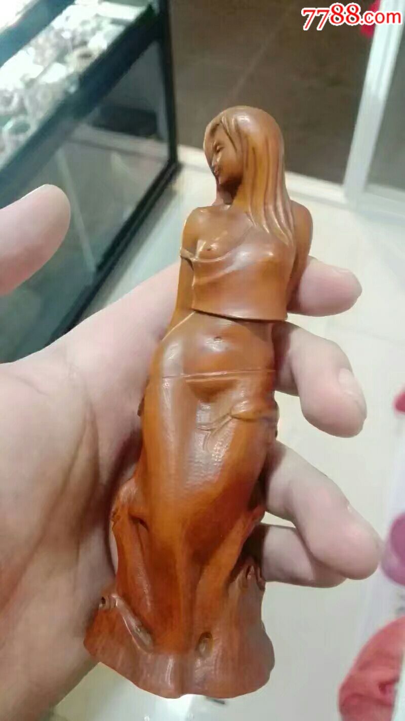 黄杨木雕美女一个