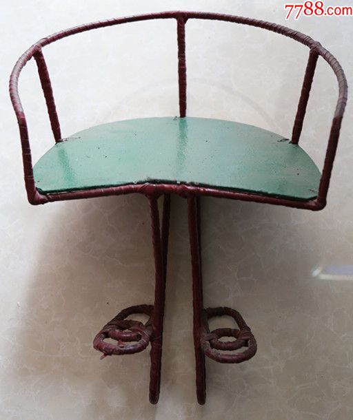 钢筋制自行车驮小孩的座