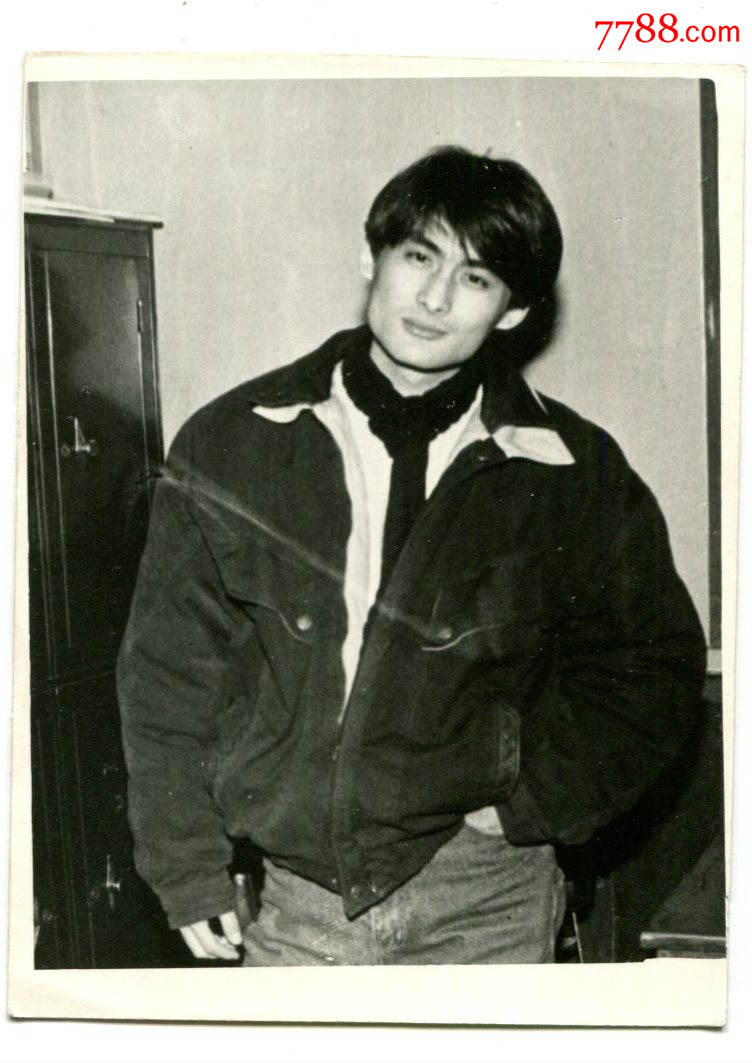 【明星照片】著名男歌星-情歌王子-也是实力演员-景岗山-黑白原照-2张