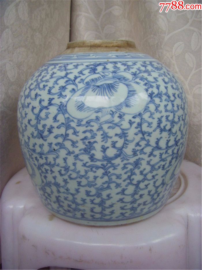 清代细路青花缠枝莲大罐