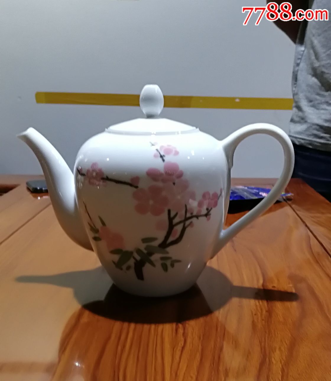 现代官窑醴陵群力手绘壶(蝴蝶底款透光)