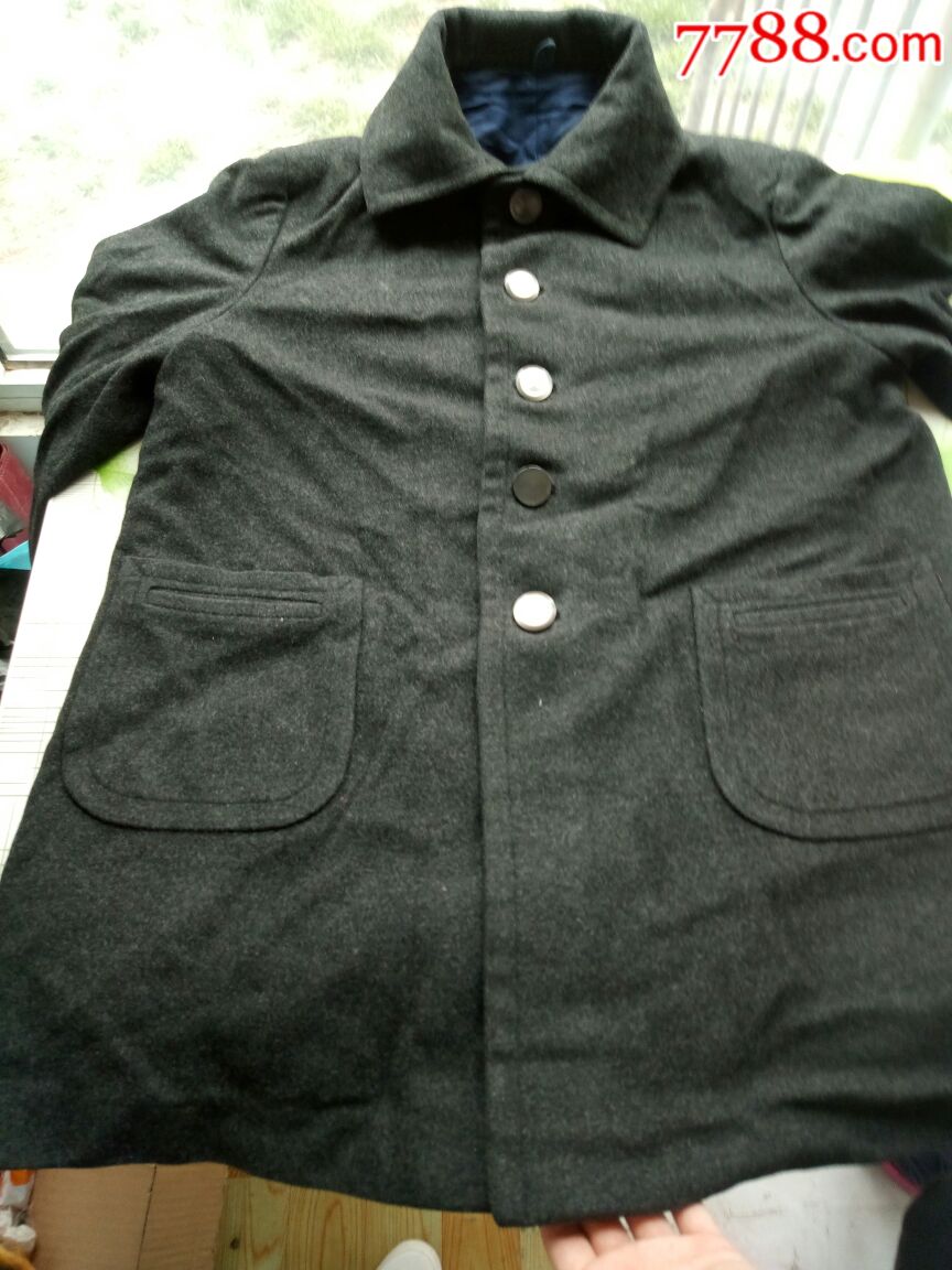 老款女式有机玻璃扣大衣