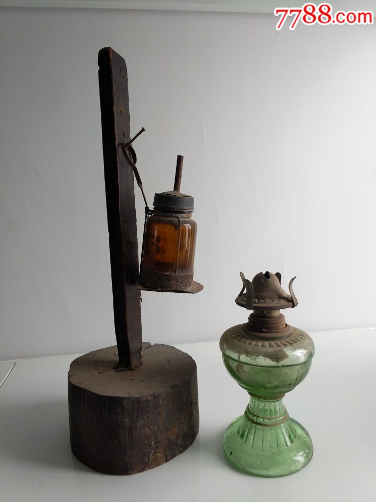 解放前后用的火油灯.配带木头架.晚上用来喂牲口或者学*工作照明