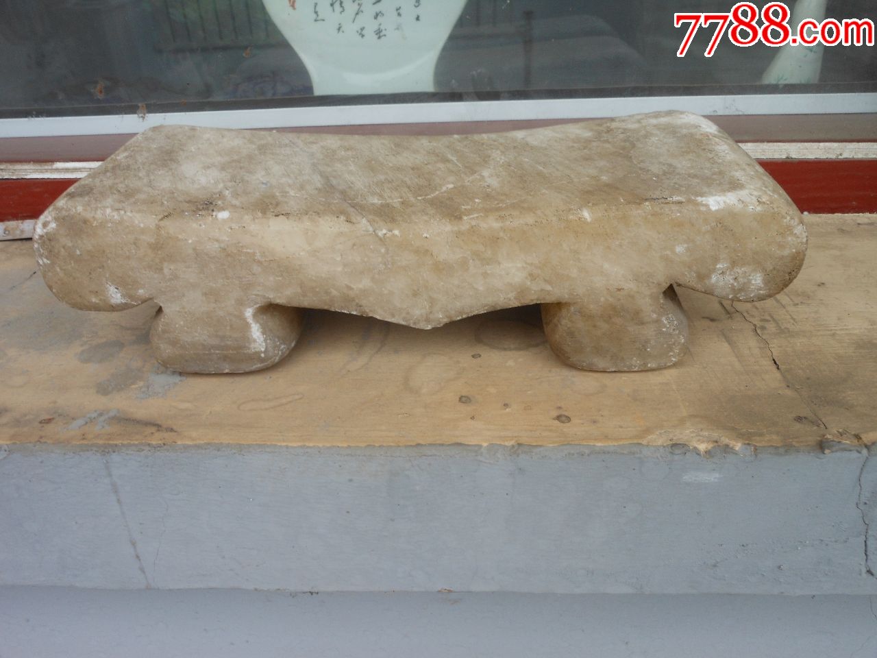 石枕一个30厘米11厘米8厘米