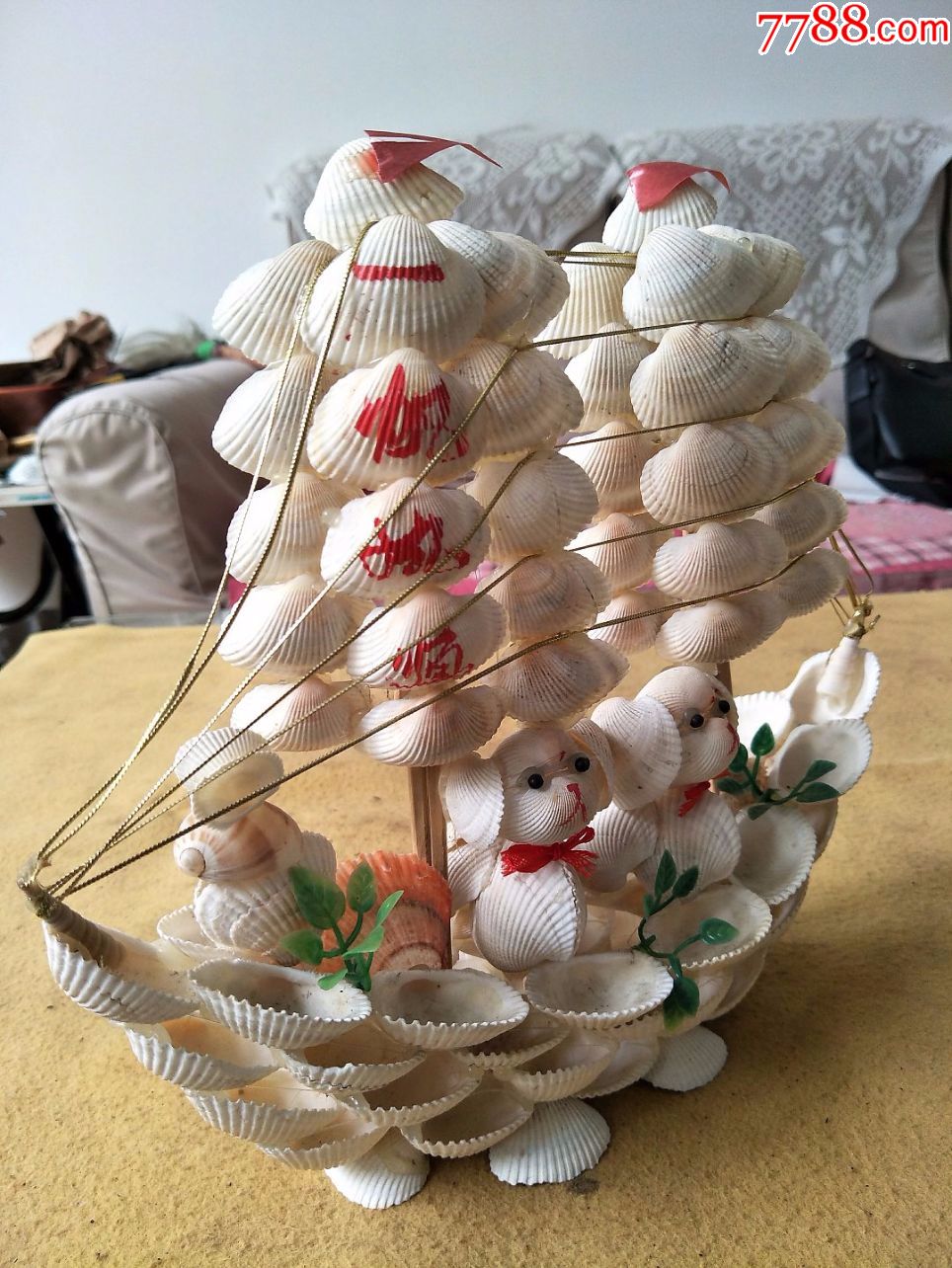 全部采用贝壳做原料,拼接组装而成,纯手工制作,船里有两个可爱的小狗