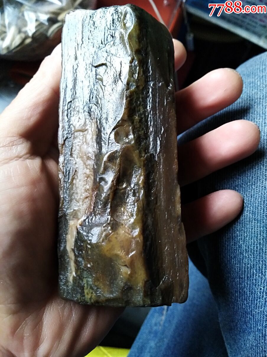 新疆纯天然木化石,上手滑润玉化非常好,天然手把件