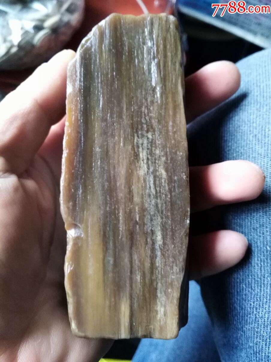 新疆纯天然木化石,上手滑润玉化非常好,天然手把件