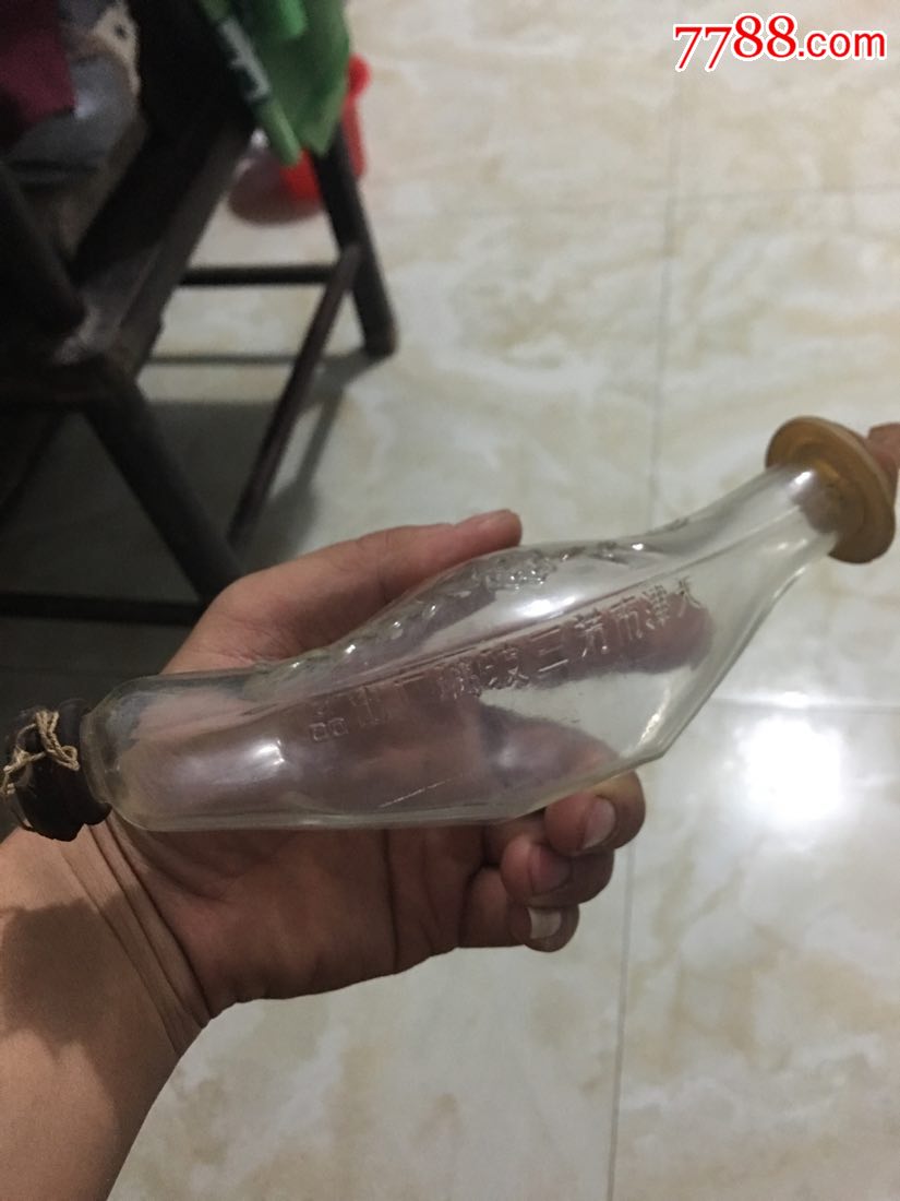 老的玻璃奶瓶