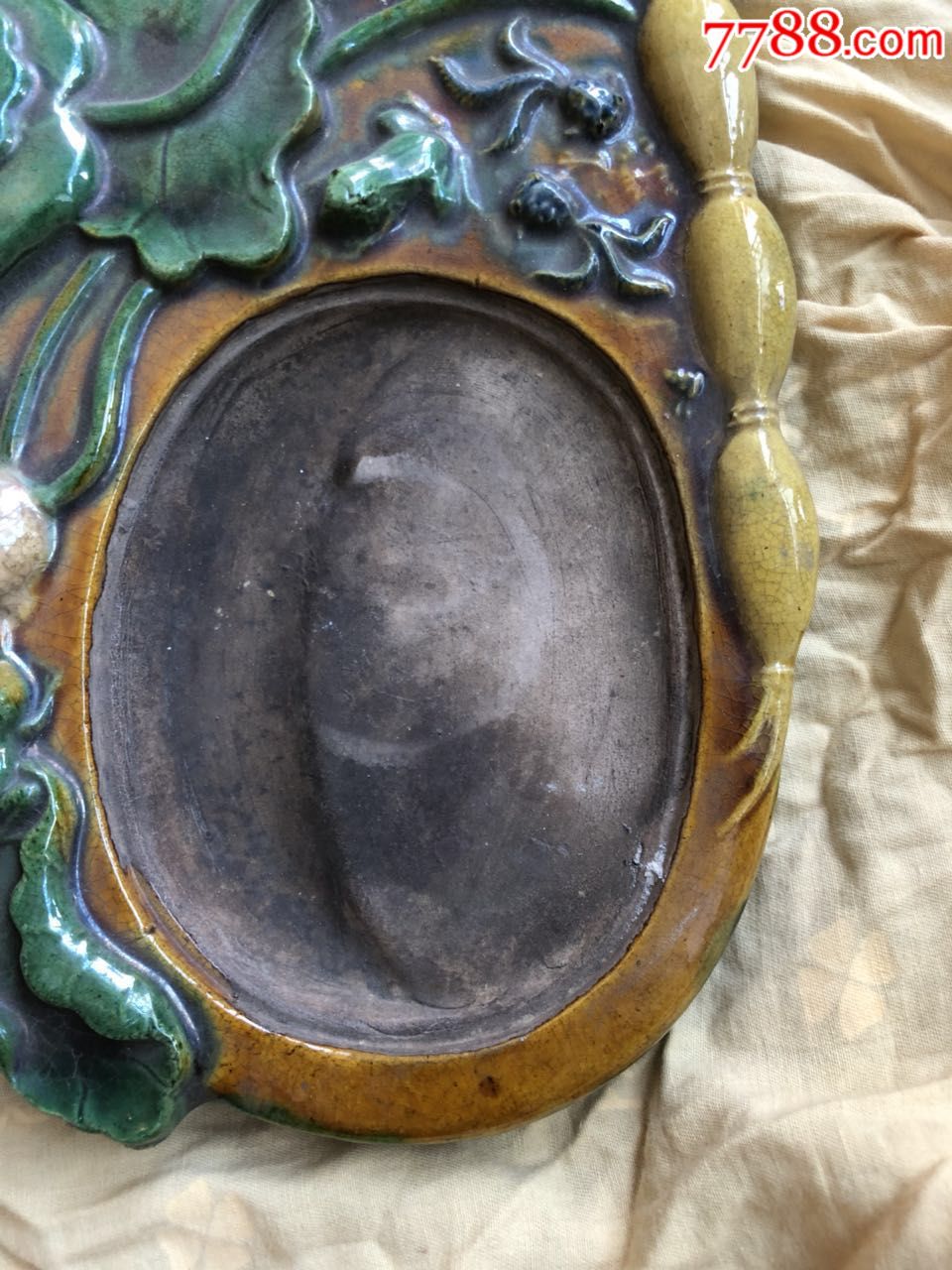 明代三彩荷叶砚台