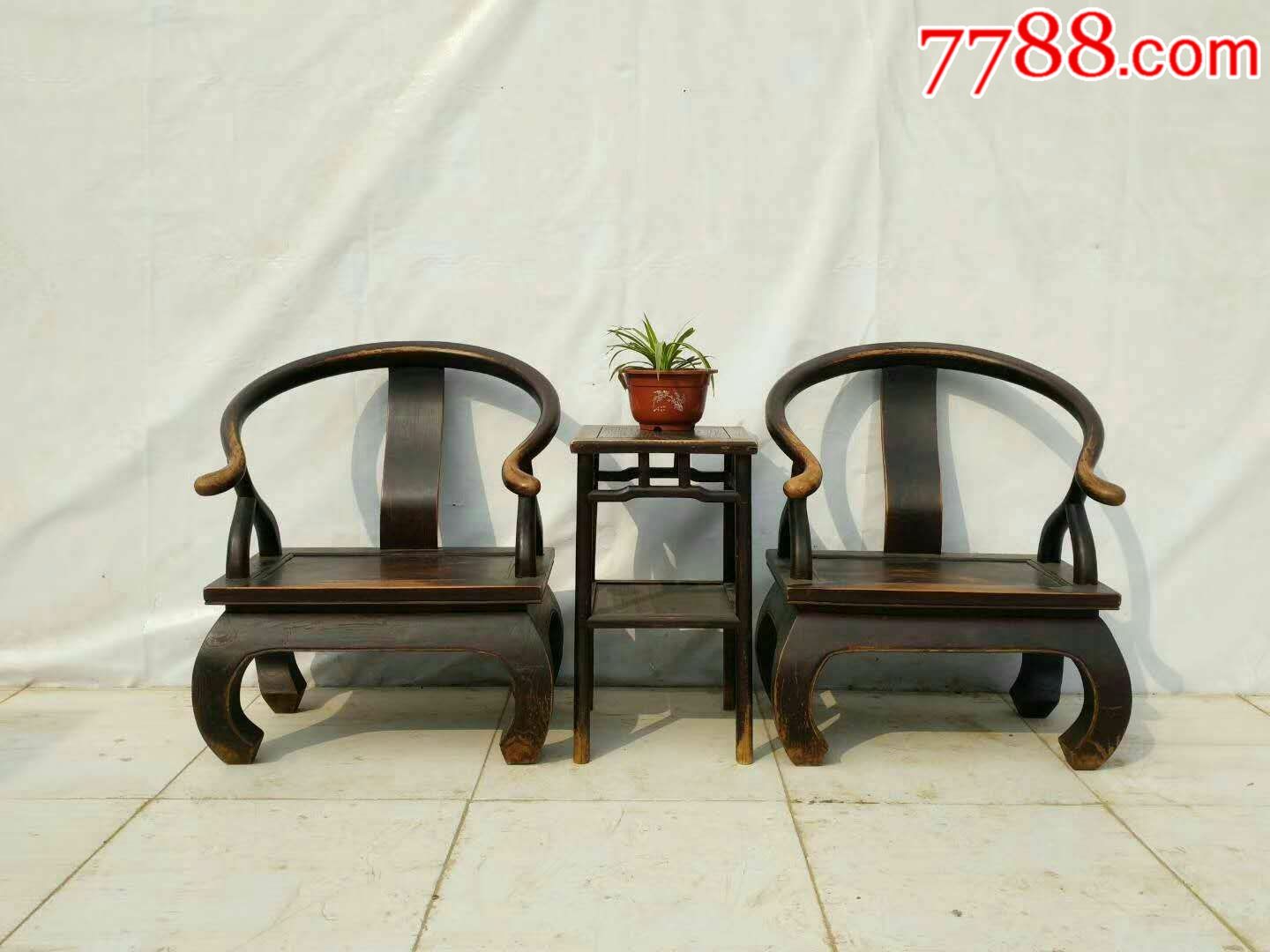 清末,太子椅,料大厚实.包浆一流,完整无缺,室内摆放显出主人品味不凡.