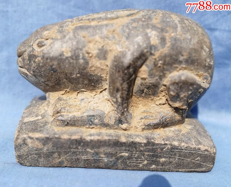 唐代石雕兔子镇纸有方型座水锈很硬