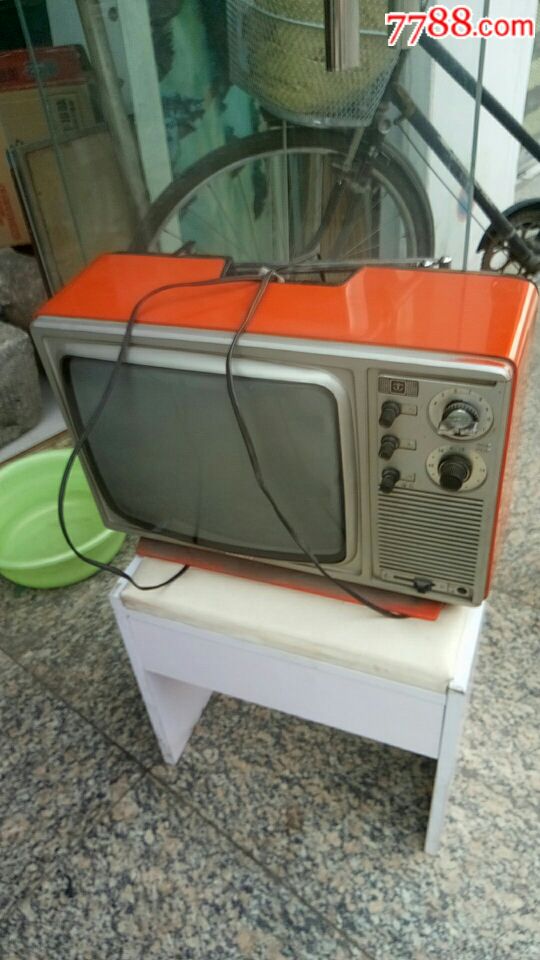 百合花黑白电视机