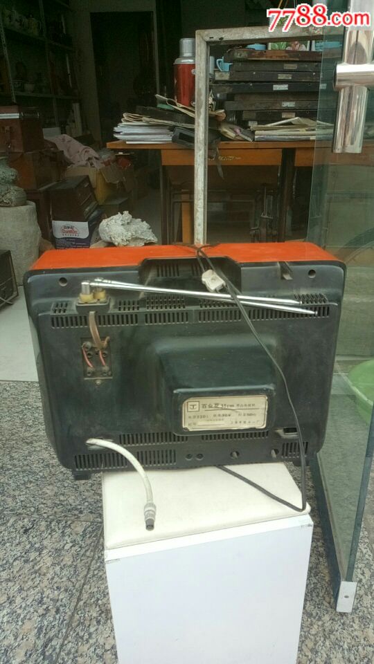 百合花黑白电视机