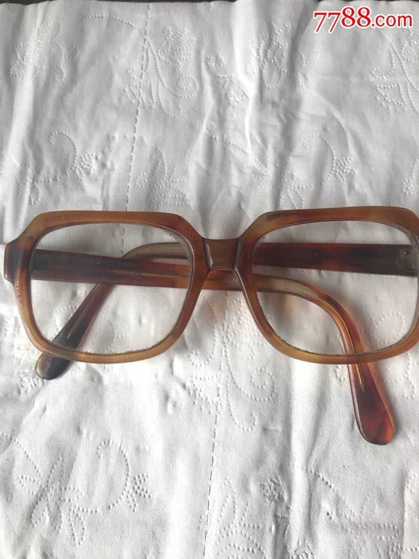 解放初期的石头眼镜