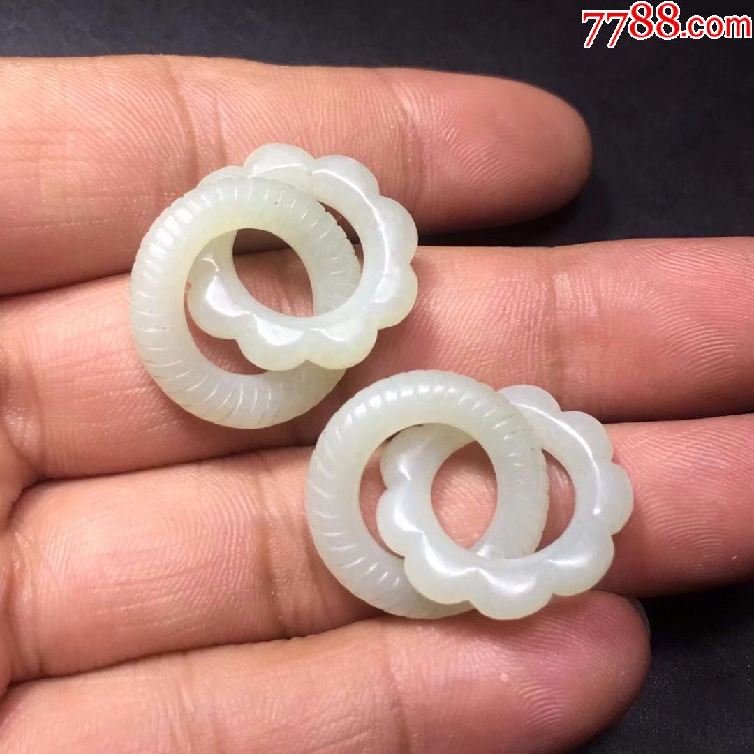 老和田玉两连环套环挂件一对